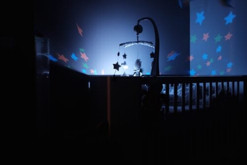 baby crib in the dark with a mobile