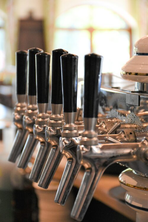 What's The Difference? Beer On Tap vs Draft or Bottle - Daddy Simply